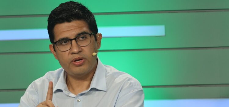 Vladimir Peña impulsa profundizar autonomías antes de avanzar a federalismo en Bolivia