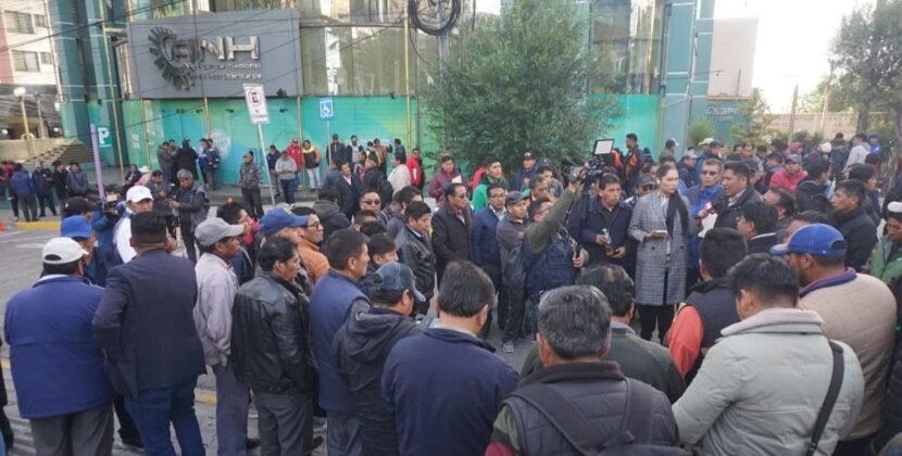 Choferes de La Paz y Oruro exigen resarcimiento por mala calidad de gasolina