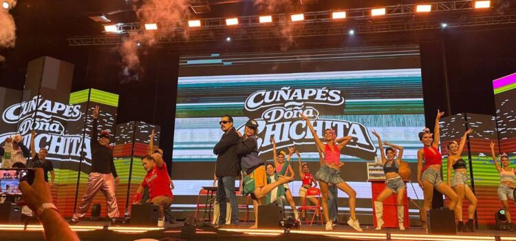 Camila I impulsa la tradición y el humor en coronación local en Santa Cruz