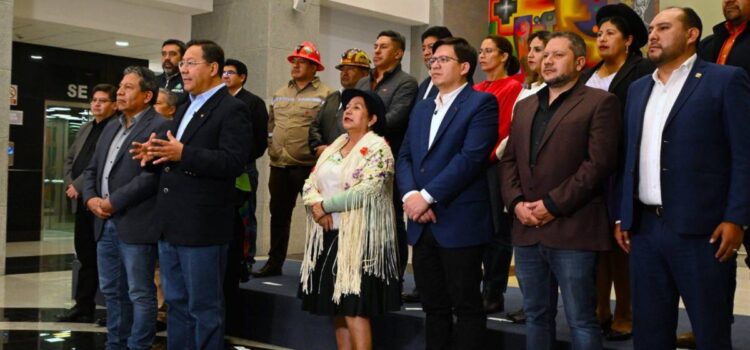 Gobierno promulga Ley 1709 que amplía a seis meses permanencia de exautoridades en Bolivia