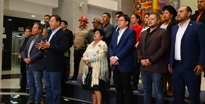 Gobierno promulga Ley 1709 que amplía a seis meses permanencia de exautoridades en Bolivia