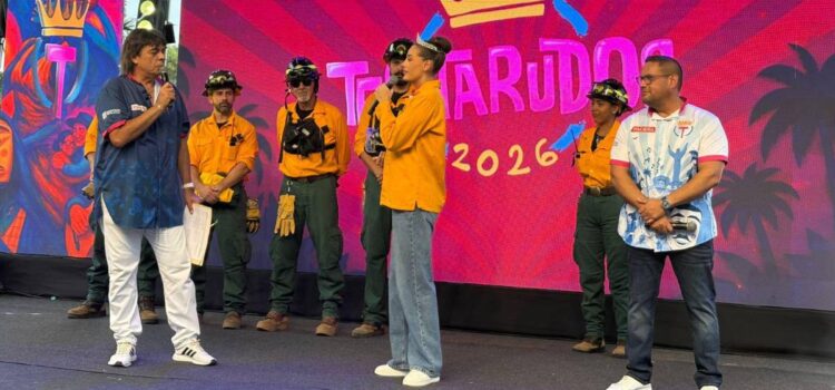 La reina del Carnaval cruceño Camila I cumple su sueño y se viste de bombera