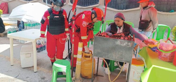 Bomberos de Oruro controlan garrafas de GLP en puestos de comida del convite
