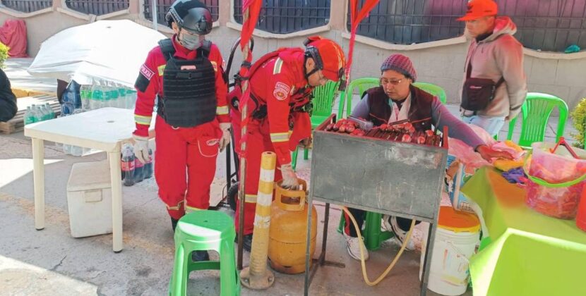 Bomberos de Oruro controlan garrafas de GLP en puestos de comida del convite