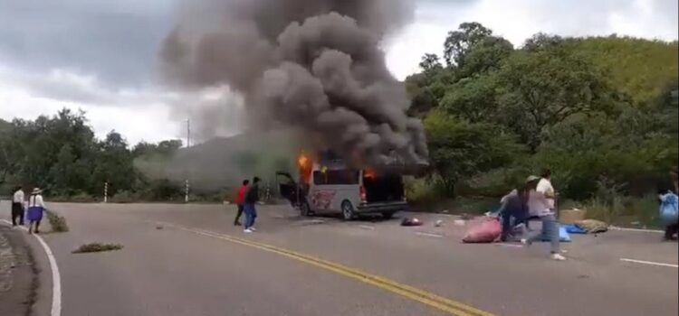 Pasajeros en minibús de La Paz huyen y salvan equipajes tras incendio