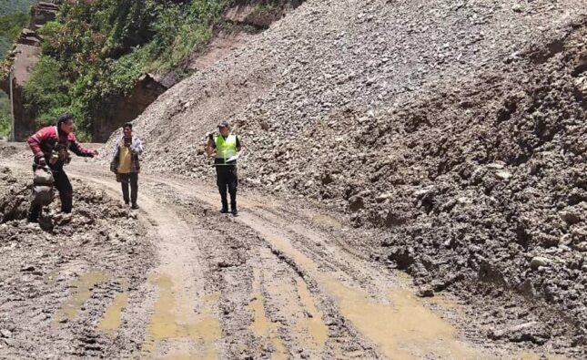 La Paz confirma dos camiones atrapados en río y derrumbes en carretera a los Yungas