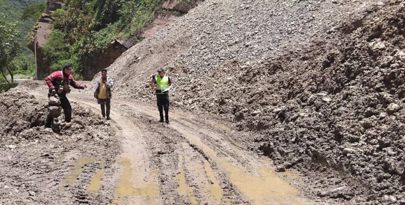 La Paz confirma dos camiones atrapados en río y derrumbes en carretera a los Yungas