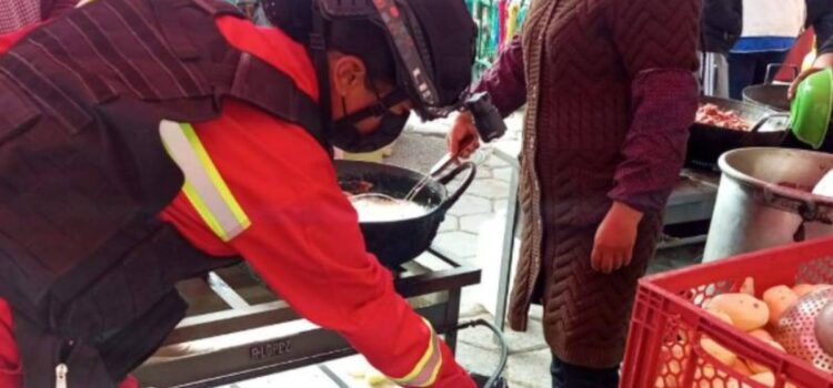 Bomberos de Oruro controlan garrafas de GLP en puestos de comida durante Carnaval