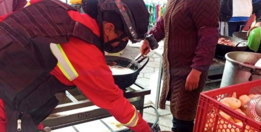 Bomberos de Oruro controlan garrafas de GLP en puestos de comida durante Carnaval