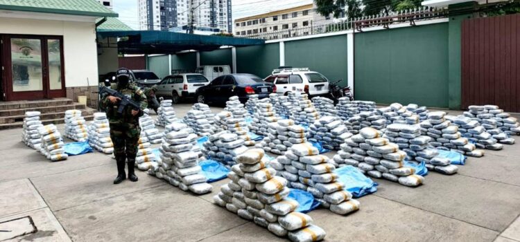 Policía de Cochabamba encuentra 1049 paquetes de marihuana en casa local