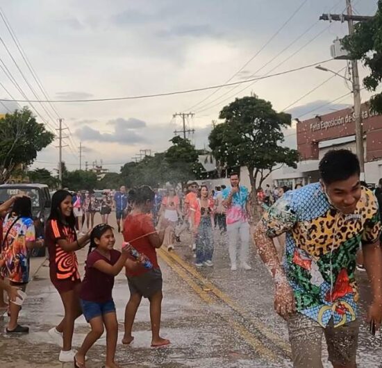 Santa Cruz inicia primer día del Carnaval de Calle con gran participación y mojazón