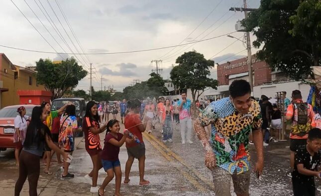 Santa Cruz inicia primer día del Carnaval de Calle con gran participación y mojazón