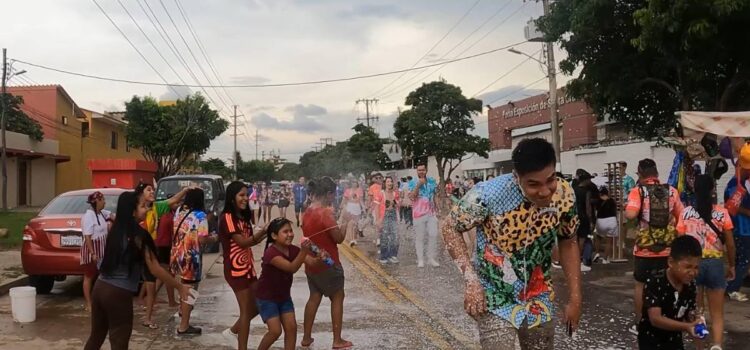 Santa Cruz inicia primer día del Carnaval de Calle con gran participación y mojazón
