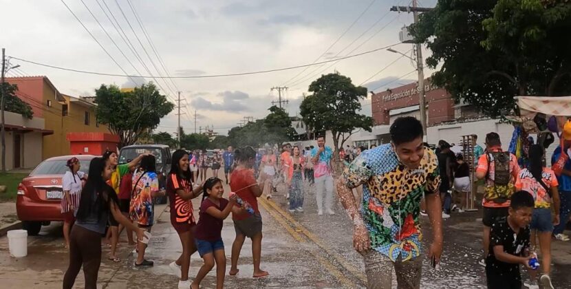 Santa Cruz inicia primer día del Carnaval de Calle con gran participación y mojazón