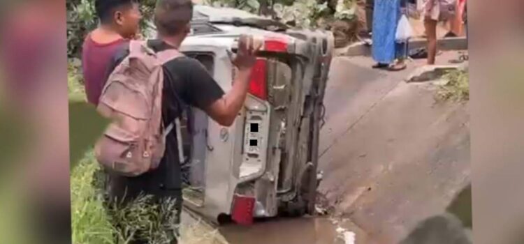 Santa Cruz reporta seis heridos tras caída de minibús en canal del Plan Tres Mil