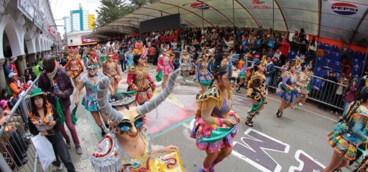 Participantes del Carnaval de Oruro llegan a los pies de la Virgen del Socavón