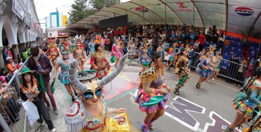 Participantes del Carnaval de Oruro llegan a los pies de la Virgen del Socavón