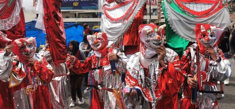 La Farándula de Pepinos llena de espuma y alegría el centro de La Paz