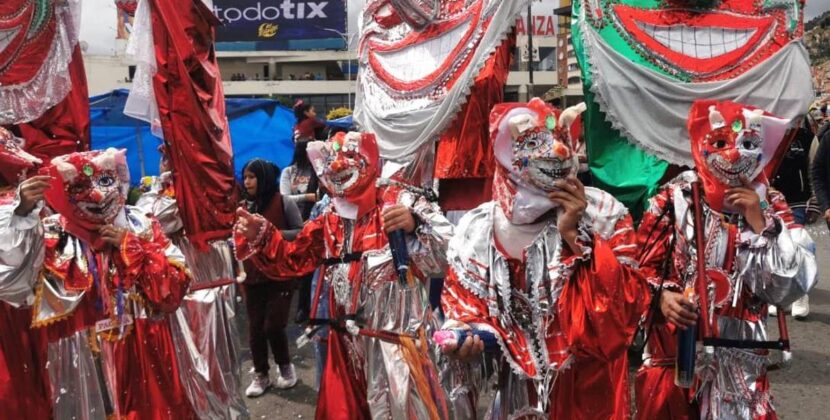 La Farándula de Pepinos llena de espuma y alegría el centro de La Paz