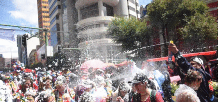 Corso Infantil impulsa alegría y color en el centro de La Paz con disfraces y espumas