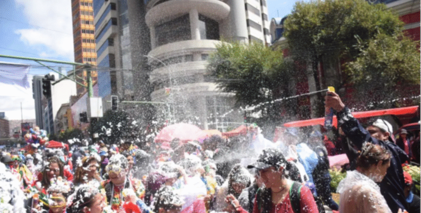 Corso Infantil impulsa alegría y color en el centro de La Paz con disfraces y espumas