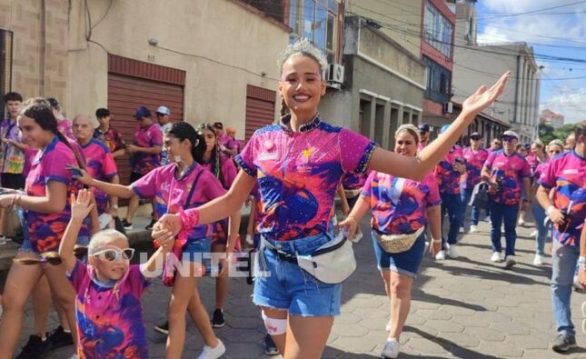 Camila I impulsa el Carnaval en el Casco Viejo de Santa Cruz con gran entusiasmo
