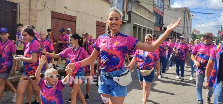 Camila I impulsa el Carnaval en el Casco Viejo de Santa Cruz con gran entusiasmo