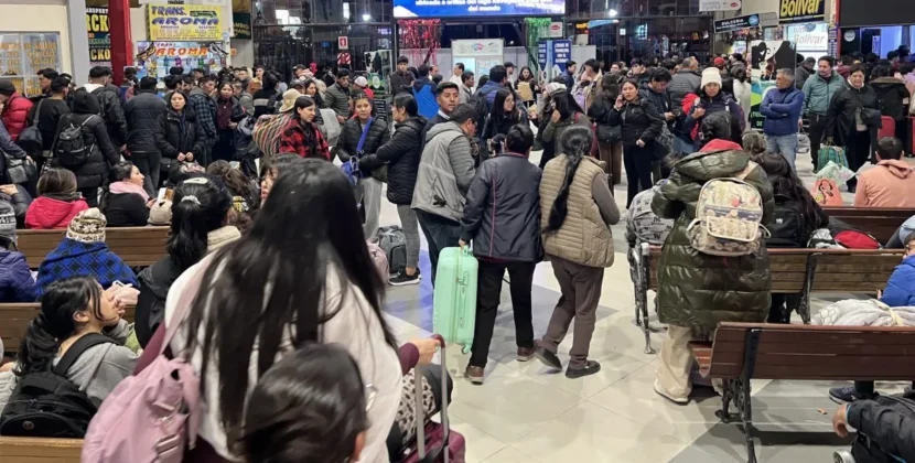 Terminales de buses en La Paz y Santa Cruz suspenden atención en Martes de Challa