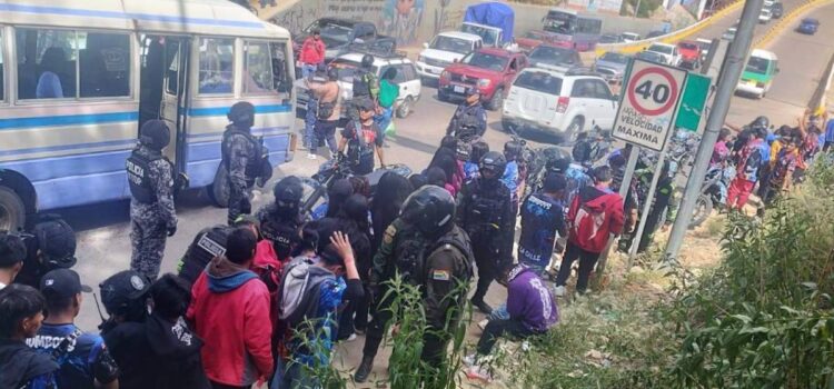 Carnaval de Sucre registra tres muertes tras accidente de volqueta y caída de pandilleros