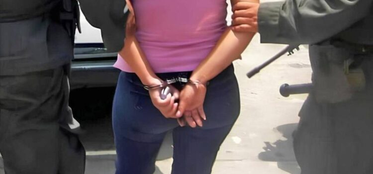 Mujer en Santa Cruz agrede a sus hijos de 1 y 3 años y genera denuncia policial