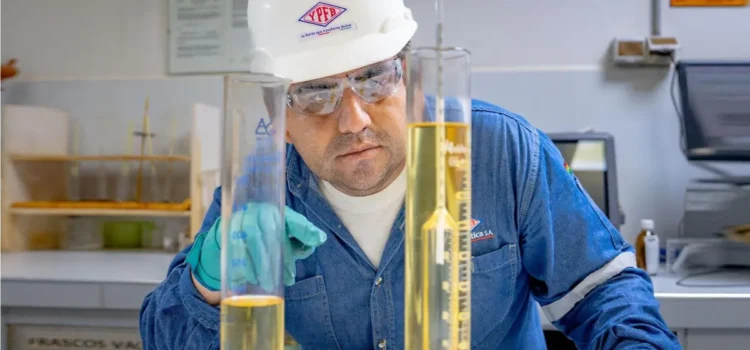 YPFB explica por qué la gasolina en Bolivia tiene colores diferentes en surtidores