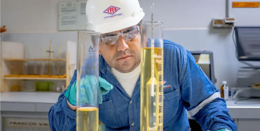YPFB explica por qué la gasolina en Bolivia tiene colores diferentes en surtidores