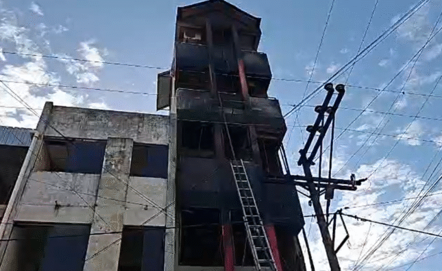 Incendio en Yapacaní causa daños estructurales en edificio de Santa Cruz