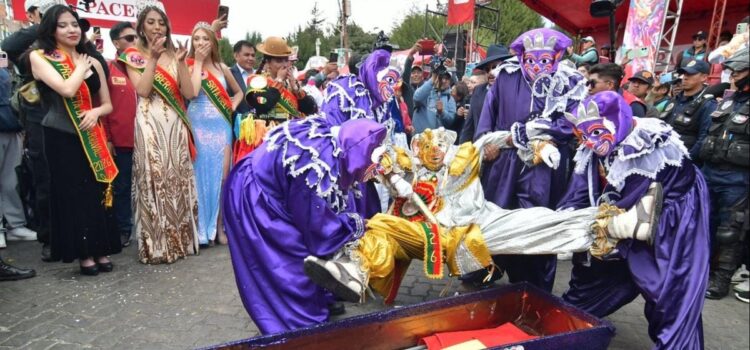 Bolivia concluye carnaval de reivindicación con Entierro del Pepino en La Paz