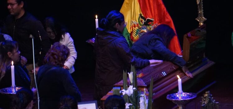 Teatro Municipal de La Paz despide a David Santalla tras emotivo recibimiento