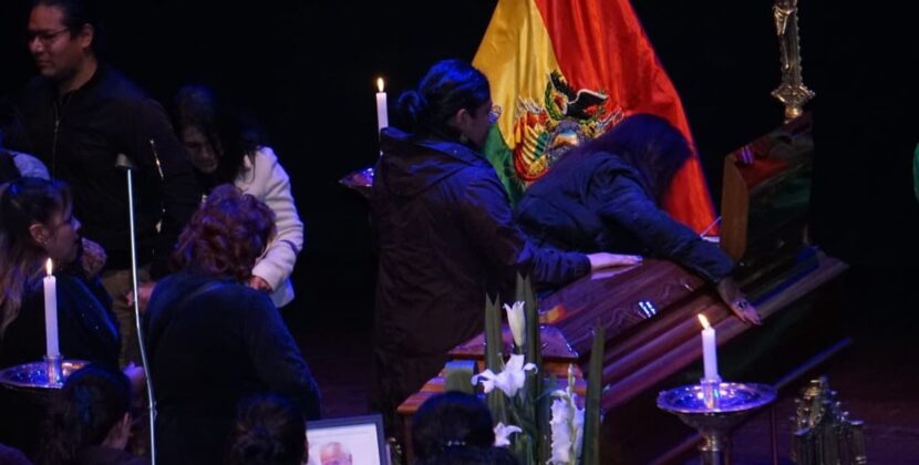 Teatro Municipal de La Paz despide a David Santalla tras emotivo recibimiento