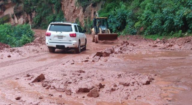 ABC Tarija habilita paso tras limpieza en camino Entre Ríos Palos Blancos