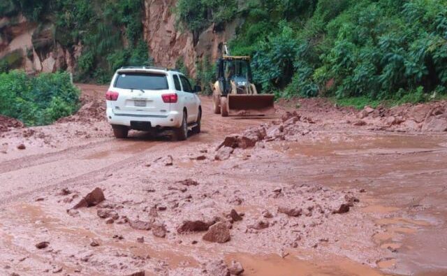 ABC Tarija habilita paso tras limpieza en camino Entre Ríos Palos Blancos