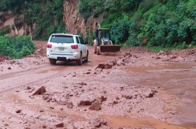 ABC Tarija habilita paso tras limpieza en camino Entre Ríos Palos Blancos