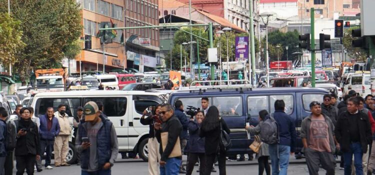 Choferes bloquean calles en La Paz para denunciar mala calidad de gasolina