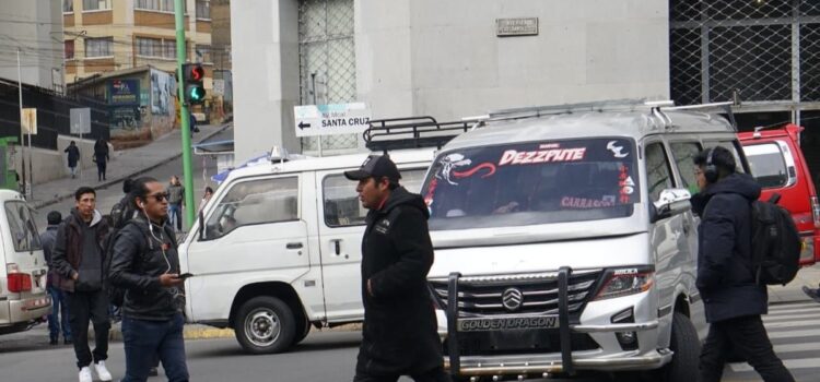 Choferes de La Paz levantan bloqueo tras acuerdo con el Gobierno local