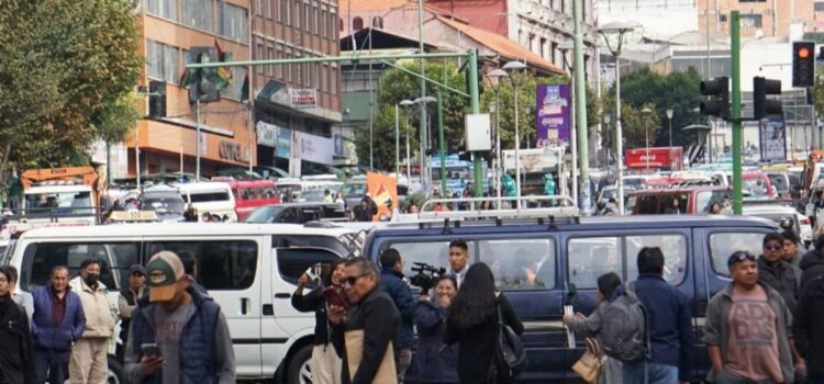 Choferes bloquean centro de La Paz por gasolina desestabilizada en estaciones