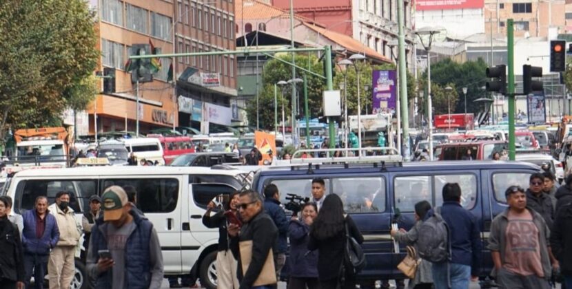 Choferes bloquean centro de La Paz por gasolina desestabilizada en estaciones