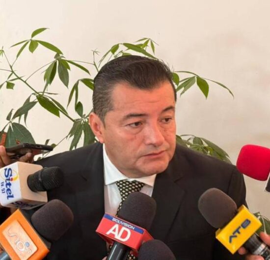 Jhonny Fernández y su secretario de Obras Públicas declaran en caso pavimento en Santa Cruz