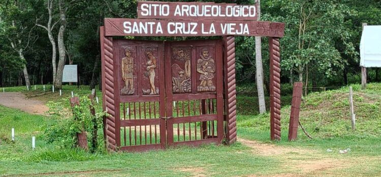 Santa Cruz celebra sus 465 años con ofrendas florales y sesión de honor en Santa Cruz La Vieja