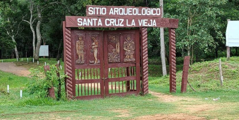 Santa Cruz celebra sus 465 años con ofrendas florales y sesión de honor en Santa Cruz La Vieja