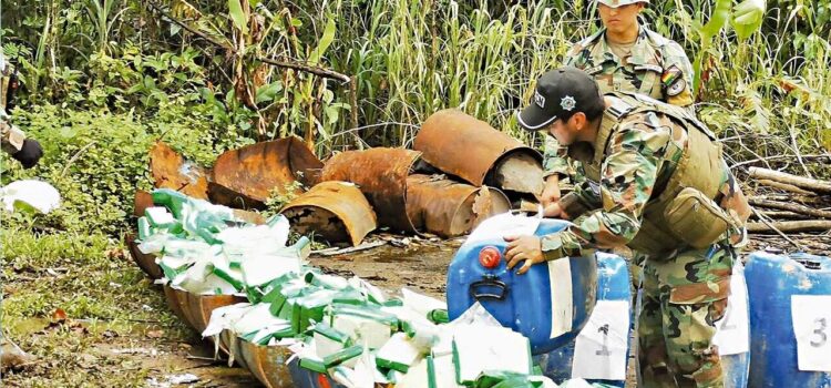 Policía de Santa Cruz quema más de una tonelada de droga tras balacera con avioneta