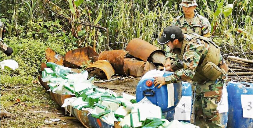 Policía de Santa Cruz quema más de una tonelada de droga tras balacera con avioneta