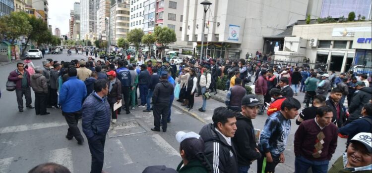 Choferes bloquean centro de La Paz y advierten sobre calidad de gasolina