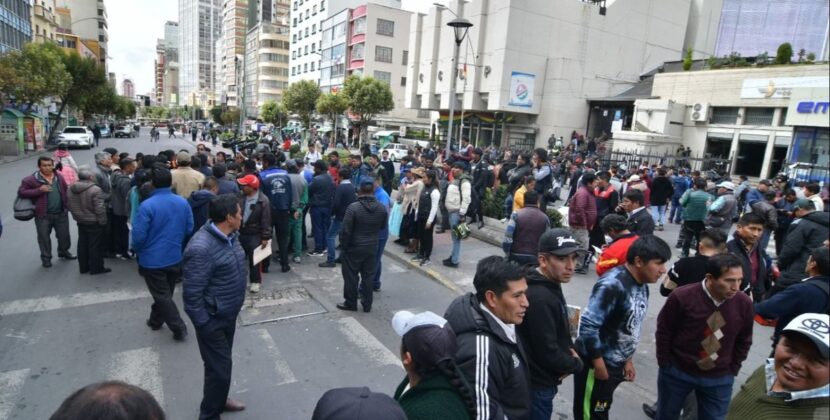 Choferes bloquean centro de La Paz y advierten sobre calidad de gasolina